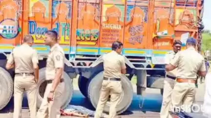 कळंब: भरधाव कंटेनर ने सायकल स्वारास चिरडले शहरातील छत्रपती शिवाजी महाराज उड्डाणपूला जवळील घटना