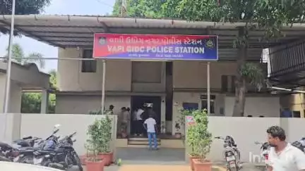 વાપી: GIDCમાં મોપેડ ચલાવવા અંગે બબાલ: યુવક પર ચપ્પુ અને સળિયાથી હુમલો, ચાર શખ્સો સામે ફરિયાદ