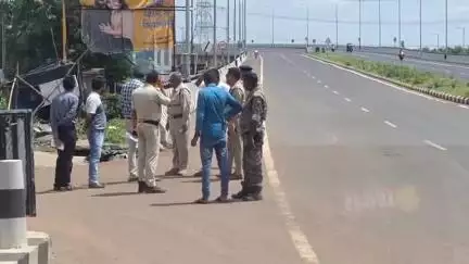 গড়বেতা ৩: চন্দ্রকোনা রোডে জাতীয় সড়কের দুই ধারে ফুটপাত দখল হয়ে যাচ্ছে, দুর্ঘটনা বাড়ছে; কড়া পদক্ষেপ ট্র্যাফিক পুলিশের