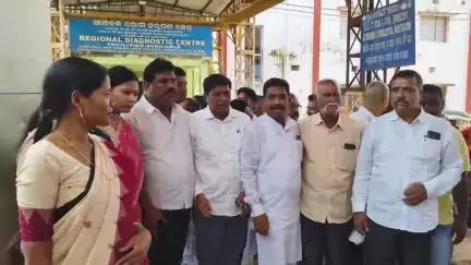 କୋରାପୁଟ ସହର: କୋରାପୁଟ ମେଡିକାଲରେ ଚିକିତ୍ସାଧୀନ ୬ ରୋଗୀ ମୃତ୍ୟୁ ଘଟଣାର ସ୍ଥିତି ଅନୁଧ୍ୟାନ ସହ ସୁପରିଟେଣ୍ଡେଣ୍ଟଙ୍କ ସହ ଆଲୋଚନା କଲା ବିଜେଡି