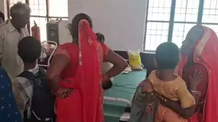 बिल्सी: गिरधरपुर गांव के समीप तेज रफ्तार कार ने बाइक को टक्कर मारने के बाद ई-रिक्शा में भी मारी टक्कर, आठ लोग हुए घायल