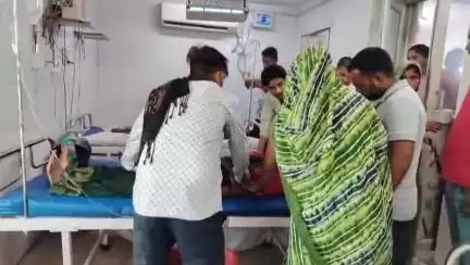 चरखारी: नरेड़ी गांव की विवाहिता ने अज्ञात कारणों के चलते खाया जहरीला पदार्थ, जिला अस्पताल में इलाज जारी