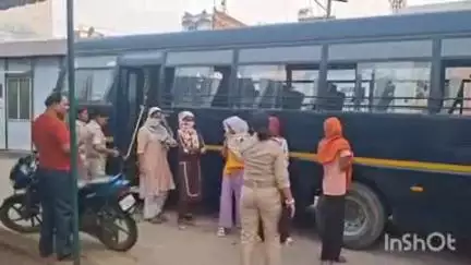 गोपालगंज: आर्केस्ट्रा से मुक्त कराई गईं 14 किशोरियों को पुलिस ने मेडिकल जांच के बाद महिला अल्पावास गृह भेजा
