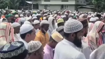 ঢেকিয়াজুলি ভাগ: পবিত্ৰ ঈদ উপলক্ষে দেশৰ অন্যান্য প্ৰান্তৰ সমান্তৰালকৈ চিৰাজুলিৰ নুৰাণী ঈদগাহ ময়দানত ইছলাম ধৰ্মাৱলম্বীসকলৰ ঈদৰ নামাজ আদায়