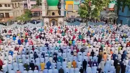 রামপুরহাট ১: রামপুরহাটে ইদুজ্জোহার নমাজ পড়লেন মুসলিম ধর্মাবলম্বী মানুষেরা