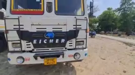 अकबरपुर: कस्बा रुरा में नो एंट्री में घुसे कंटेनर का यातायात पुलिस ने चालान कर थाना परिसर में खड़ा करवाया