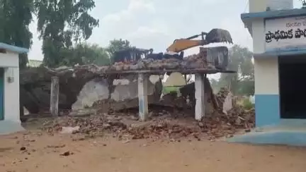 నిర్మల్: జిల్లాలో శిథిలావస్థలో ఉన్న ప్రభుత్వ పాఠశాలల భవనాల కూల్చివేతకు చర్యలు తీసుకుంటున్నట్లు తెలిపిన కలెక్టర్ అభిలాష అభినవ్