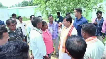 ଝାରସୁଗୁଡା: ବାରଗାଡ଼ ସରକାରୀ ପ୍ରାଥମିକ ବିଦ୍ୟାଳୟର ନୂତନ ଶ୍ରେଣୀଗୃହ ନିର୍ମାଣ ପାଇଁ ଭିତ୍ତିପ୍ରସ୍ତର ସ୍ଥାପନ କଲେ ବିଧାୟକ