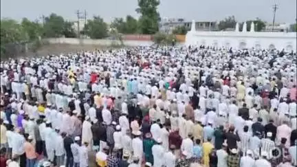 वाशिम: शहरातील इदगाह मैदानावर ईद-उल-अजहाची सामूहिक नमाज अदा, मुस्लिम बांधवांनी उत्साहात साजरी केली बकरी ईद
