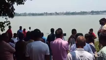 চুঁচুড়া-মগরা: চুঁচুড়ায় গঙ্গায় স্নান করতে নেবে তলিয়ে গেল এক তৃণমূল কর্মী, উপস্থিত দুই বিধায়ক