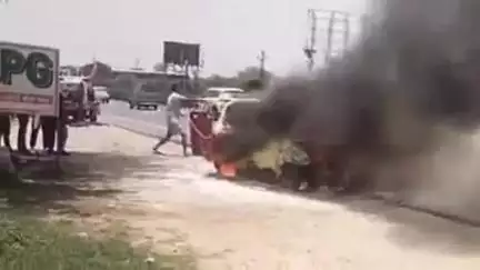 सीकर: जयपुर-बीकानेर हाईवे पर लोहिया रिसोर्ट के पास कार में लगी आग, स्थानीय लोगों ने आग बुझाने का किया प्रयास