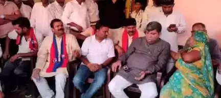 बिल्हौर: खासपुर गांव पहुंचे यूपी कैबिनेट मंत्री आशीष पटेल ने जनता से की मुलाकात