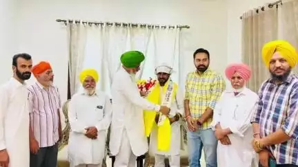 ਫਰੀਦਕੋਟ: ਬੇਗੁਵਾਲਾ ਦੇ ਪੰਚ ਮੰਗਤ ਰਾਏ ਅਕਾਲੀ ਦਲ ਨੂੰ ਛੱਡ ਕੇ ਆਮ ਆਦਮੀ ਪਾਰਟੀ ਵਿੱਚ ਹੋਏ ਸ਼ਾਮਲ , ਵਿਧਾਇਕ ਸੇਖੋਂ ਨੇ ਕੀਤਾ ਸਨਮਾਨਿਤ