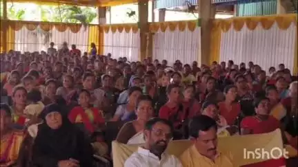 తిమ్మాపూర్ ఎల్ఎండీ కాలనీ: మండలంలో ఇందిరమ్మ ఇళ్ల లబ్ధిదారులకు ప్రొసీడింగ్స్ కాపీలను అందజేసిన ఎమ్మెల్యే కవ్వంపల్లి సత్యనారాయణ