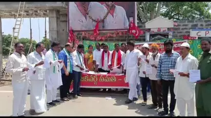 కరోనా సమయంలో రద్దు చేసిన రైలను పునరుద్ధరించాలంటూ డోన్లో సిపిఐ ఆధ్వర్యంలో సంతకాల సేకరణ