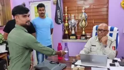 ক্যানিং ১: ক্যানিং থানার পুলিশের উদ্যেগে দশ হাজার টাকা ফিরে পেলেন যুবক