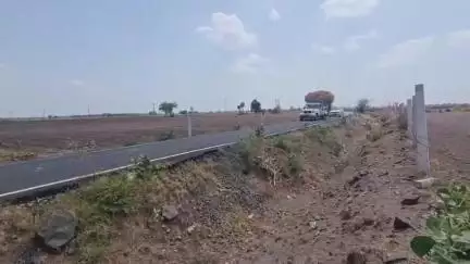 સાયલા: સાયલા તાલુકાના લોયા થી બોટાદ તરફ જતા રસ્તો પર જમીન માલિકો દ્વારા વાડ અને ફેન્સિગ થી વાહન ચાલકો મુશ્કેલી માં આવી ગયા છે.