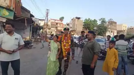 बुरहानपुर नगर: बुरहानपुर: 7 महीने की ट्रेनिंग के बाद कमल तिराहे पर पहुंचे आर्मी जवान का क्षेत्रवासियों ने किया स्वागत