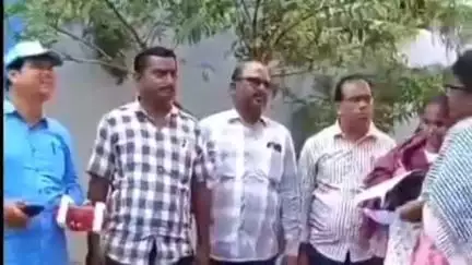 మిర్యాలగూడ: పట్టణంలో ఇంటింటికి తిరుగుతూ మైక్ సెట్ తో పాటలు వినిపిస్తూ వినూత్న రీతిలో బడిబాట కార్యక్రమం నిర్వహించిన ఉపాధ్యాయులు