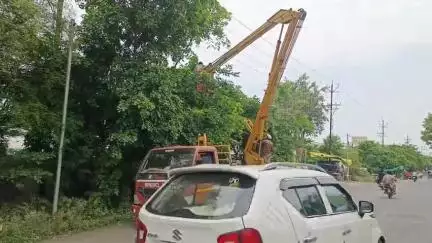 बुरहानपुर नगर: बुरहानपुर: कलेक्टर कार्यालय मार्ग पर विद्युत विभाग ने किया मेंटेनेंस, 1 घंटे तक बिजली रही बंद