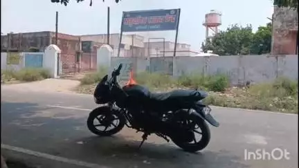 हरदोई: हरियावां सीएचसी के पास चलती बाइक में अचानक लगी आग, चालक ने गाड़ी खड़ी कर बचाई अपनी जान, वीडियो हुआ वायरल