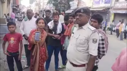 औरंगाबाद: अपने पति की खोज में दर-दर भटक रही पत्नी, नवाडीह मोड़ पर मोबाइल में तस्वीर दिखाकर लोगों से कर रही थी पूछताछ