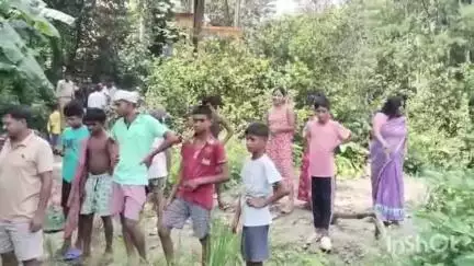 কোচবিহার ১: ঘুঘুমারি অঞ্চলের ১৫৭ নাম্বার বুথে বাঘের আতঙ্কে বসানো হলো বনদপ্তর এর পক্ষ থেকে খাঁচা