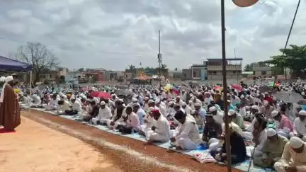 ಧಾರವಾಡ: ಬಕ್ರೀದ್ ಹಬ್ಬದ ಹಿನ್ನಲೆಯಲ್ಲಿ ಧಾರವಾಡ ನಗರದ ಈದ್ಗಾ ಮೈದಾನದಲ್ಲಿ ಸಾಮೂಹಿಕ ಪ್ರಾರ್ಥನೆ
