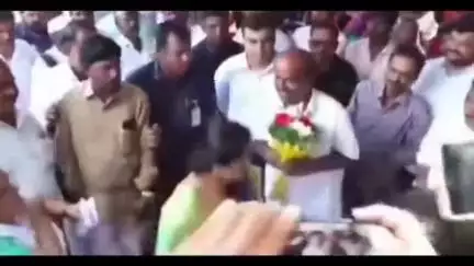 సత్యసాయి జిల్లాలో  కోపమొచ్చి బొకే విసిరిగొట్టిన మంత్రి సవిత వీడియో వైరల్ గా మారింది