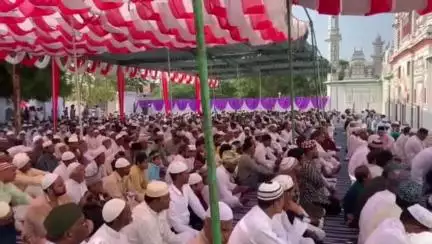 राठ: राठ कस्बे की ऐतिहासिक ईदगाह में बकरीद की नमाज अदा की गई, हजारों अकीदतमंदों ने पढ़ी नमाज और मांगी अमन चैन की दुआ