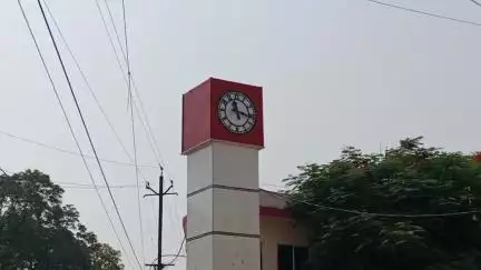 लखीमपुर: शहर के नई बस्ती पुराने जिला अस्पताल के पास स्थित बने घंटाघर की दो घड़ियां बंद, देखरेख के अभाव में दुर्दशा#jansamasya