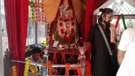 गजरौला के बुध बाजार स्थित शिव मंदिर पर श्री खाटू श्याम महाराज की प्राण प्रतिष्ठा के उपलक्ष में कराया गया भंडारे का आयोजन