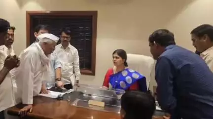 परळी: मंत्री पंकजा मुंडे यांनी यशस्त्री निवासस्थान येथे संवाद साधून त्यांच्या समस्या जाणून घेतल्या