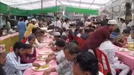 लाडपुरा: कोटा में कोचिंग स्टूडेंटों को घर जैसी मिली ईद की खुशियाँ, नौजवान कुरैशी घंटाघर कमेटी ने किया ईद मिलन का आयोजन