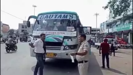 सोहागपुर: नया बस स्टैंड पर यातायात डीएसपी के नेतृत्व में पुलिस ने वर्दी न पहनने पर बस चालकों पर की कार्रवाई