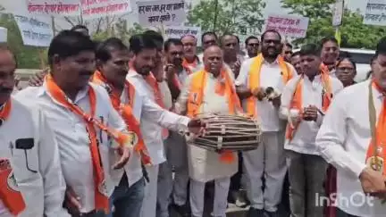 जालना: अंबड चौफुली शेतकऱ्यांच्या विविध मागण्यांसाठी ठाकरेंच्या सेनेचं टाळ मृदुंग वाजवत अनोखं आंदोलन...