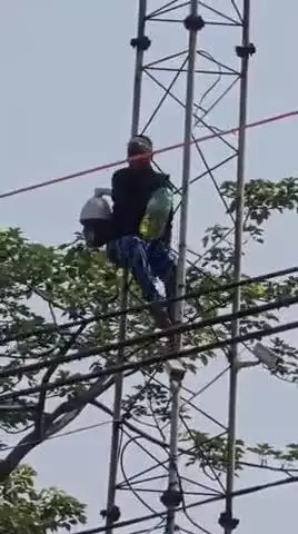 इटावा: पुलिस थाने में सुनवाई न होने से आहत युवक ने शास्त्री चौराहा पर खुद पर ज्वलनशील पदार्थ डालकर टावर पर चढ़ा, मच गया हड़कंप