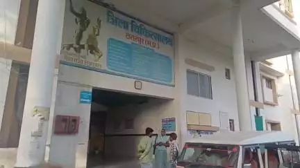 छतरपुर नगर: जिला अस्पताल के इमरजेंसी कक्ष के डस्टबिन में मिली बीयर की केन, वीडियो आया सामने