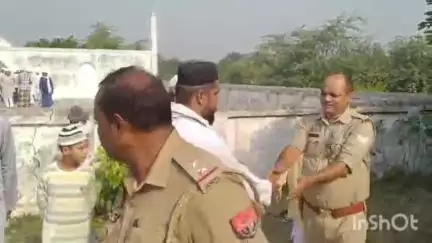सिरौली गौसपुर: ग्राम पंचायत चमन शाह किठूरी में ईद उल अजहा की नमाज अदा की गई, थाना सफदरगंज पुलिस सुरक्षा में तैनात रही