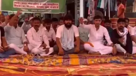 तमकुही राज: तमकुहीराज में शिक्षक सुप्रिया सिंह की मौत के मामले में कार्रवाई की मांग को लेकर शुरू हुआ क्रमिक अनशन