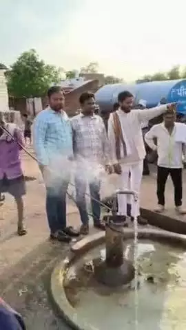 अभनपुर: वार्ड 5 में पानी की समस्या से राहत देने के लिए पार्षद और अध्यक्ष के नेतृत्व में नई बोर मशीन मोटर लगाई गई