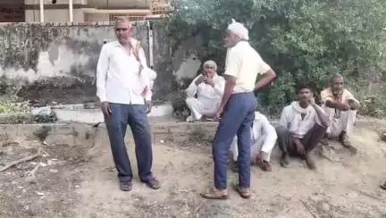 बदायूं: कौलिहाई गांव के जंगल में संदिग्ध हालतों में शीशम के पेड़ पर लटकता मिला युवक का शव, पुलिस ने पोस्टमार्टम के लिए भेजा