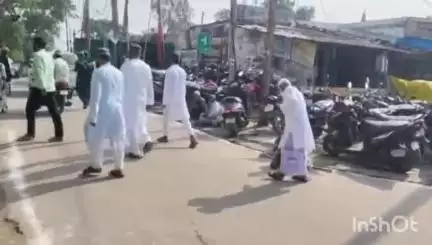 सिंगरौली: बैढ़न नूरी जामा मस्जिद में ईद-उल-अजहा पर नमाजियों ने नमाज अदा की, एक दूसरे को बधाई दी