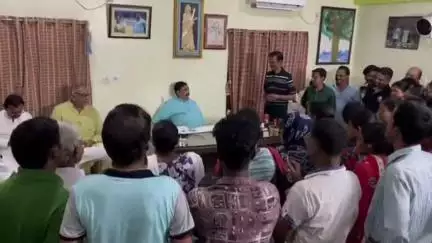 বোলপুর-শ্রীনিকেতন: অনুব্রত মণ্ডলের অডিও কান্ডের পরও তৃণমূল কর্মী সমর্থকেরা অনুব্রত মণ্ডলের সঙ্গে দেখা করার ভিড় বোলপুর দলীয় কার্যালয়