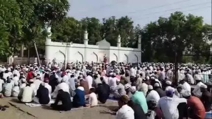 सेलू: शहरातील ईदगाह मैदानात ईद उल अज़्हा निमित्त मुस्लिम बांधवांनी केली सामुहिक नमाज अदा