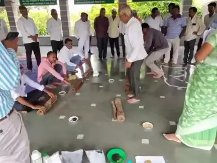 सतारा में किसानों को गुन्नी बैग से बीज अंकुरण जांच की विधि दिखाकर कम लागत वाली तकनीक सिखाई गई। 

#ViksitKrishi #AgriGoI