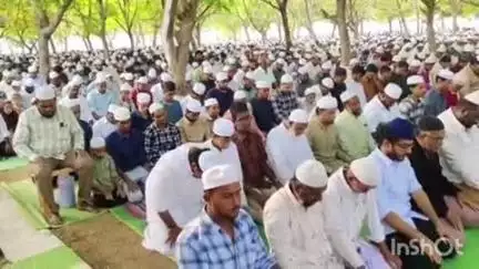 வாலாஜா: ராணிப்பேட்டை டிஎஸ்பி அலுவலகம் அருகே உள்ள ஈத்கா மைதானத்தில் பக்ரீத் திருநாளை முன்னிட்டு கூட்டுத்தொழுகை நடைபெற்றது