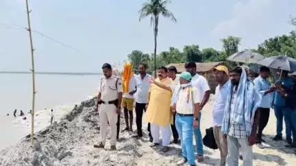 अरेराज: पुछरिया में गंडक नदी के कटावरोधी कार्य का गोविंदगंज विधायक ने किया निरीक्षण