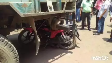 जमालपुर: रेल इंजन कारखाने में ट्रक ने बाइक को रौंदा, मुआवजे की मांग