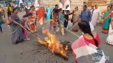 বালি-জগাছা: হাওড়া জিটি রোডে সারা ভারত গণতান্ত্রিক মহিলা বিক্ষোভ পথ অবরোধ কর্মসূচি
